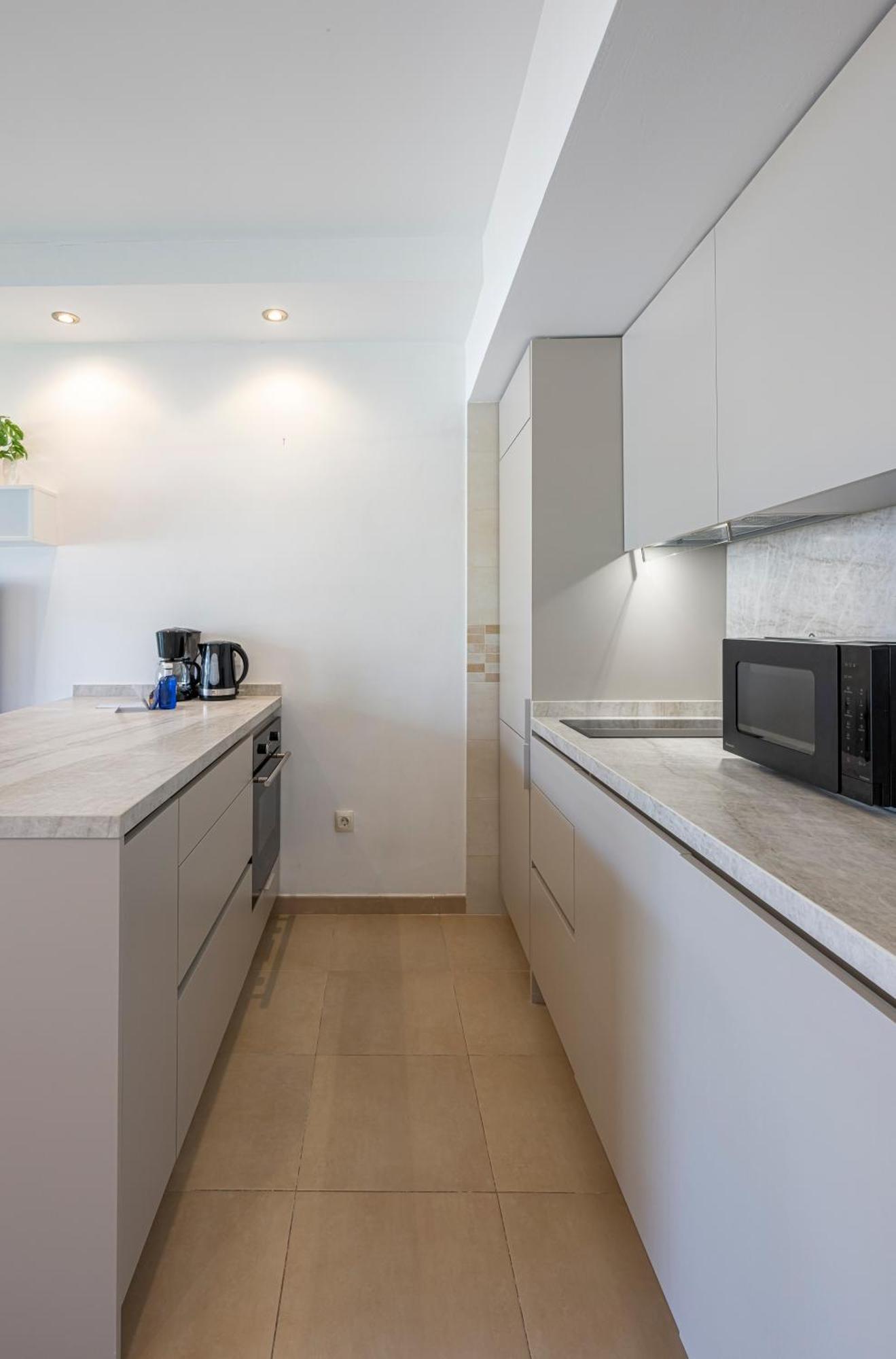 Cozy 1 Bedroom With 2 Pools & Tennis Court Apartment *